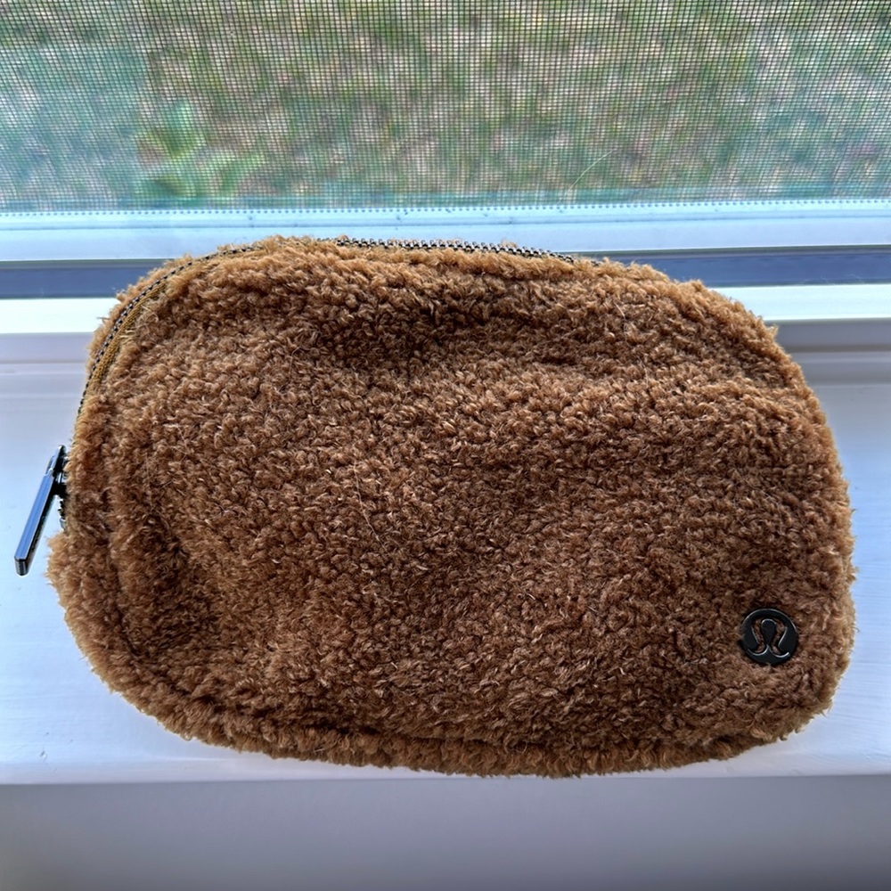 Lululemon everywhere belt bag fleece in caramel